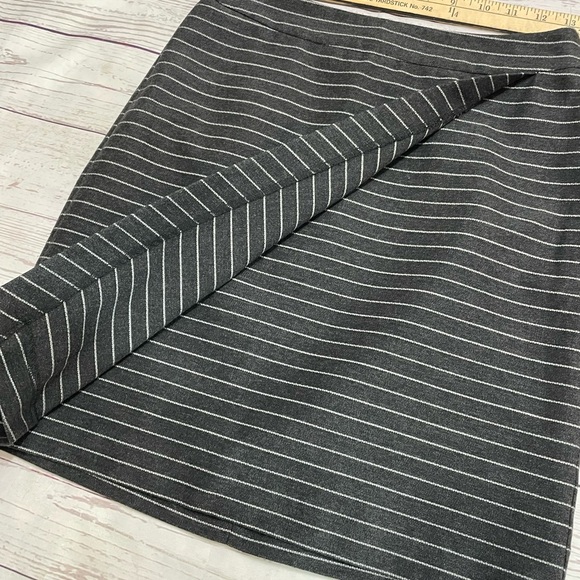 LOFT 2P Black and White Striped Asymmetrical Cut Mini Skirt EUC - Picture 6 of 12